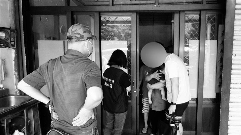 12歲童被父害欠稅　一查還是受虐兒