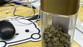 有網友分享，老闆和同事誤吃他放在桌上的狗食。（圖／翻攝自微博）