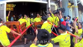 ▲神明登門採乩。（圖／寶島神很大）