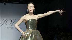 蕭薔身穿平口金色禮服走秀。（圖／記者邱榮吉攝影）