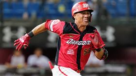 曾陶鎔內野安打，助味全龍達陣隊史1萬安。（圖／味全龍提供）