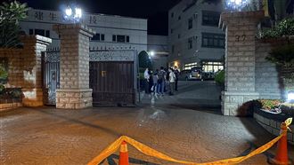 目擊員工還原現場：交手機後被關廁所