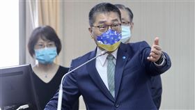 轎車拒攔檢警開槍乘客中彈  徐國勇：支持員警新北市日前有轎車懸掛偽造的壓克力製車牌還拒絕攔檢，逃逸並衝撞民眾車輛，危害用路人安全，警方鳴槍造成乘客中槍，家屬質疑執法不當。內政部長徐國勇（前）14日在立法院表示，因危及民眾生命安全，使用警械是適當的，若有有任何訴訟，會全力支持員警。中央社記者張皓安攝  111年3月14日