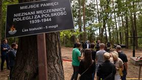 ▲波蘭國家紀念研究所（Institute of National Remembrance）今日宣布，境內前納粹集中營附近發現一座埋有約1萬5800公斤人類骨灰的萬人塚，相當於至少8000人遇害。

（圖／翻攝自波蘭國家紀念研究所推特）

