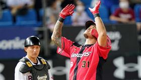 「大師兄」林智勝敲出生涯第293轟，也幫助味全龍擊敗桃猿。（圖／味全龍提供）