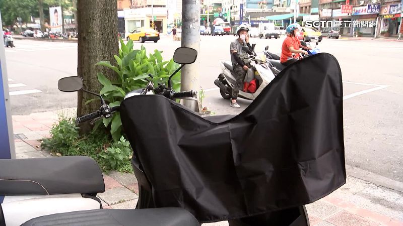 獨／怕儀表板曬壞！「機車龍頭罩」夯