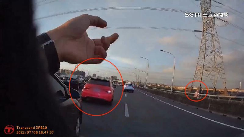 駕照拿不到1年！車拋錨　女駕駛痛哭