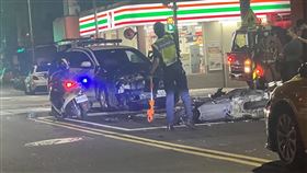 警鳴警笛解送人犯擦撞機車　1女昏迷