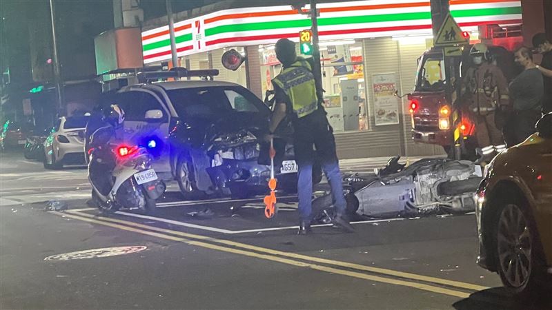 警鳴警笛解送人犯擦撞機車　1女昏迷