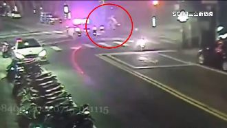 警車鳴笛解送嫌犯　碰撞機車1人重傷