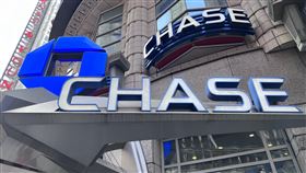 摩根大通單季獲利銳減  示警經濟變數多全美最大銀行摩根大通14日公布上季獲利銳減28%，高層認為美國經濟短期內不致衰退，但不確定性猶存。中央社記者尹俊傑紐約攝  111年7月15日