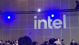 英特爾論壇展示邊緣與雲端應用美商晶片大廠英特爾（Intel）12日在台北舉辦邊緣到雲端技術產業論壇，邀請50家合作廠商展示相關應用，並舉辦36場分區演講，推估超過千人與會。中央社記者吳家豪攝  111年1月12日