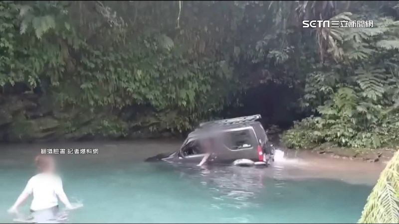 吉普車帥氣溯溪！下秒慘滅頂