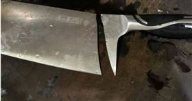 ▲網友使用張小泉菜刀拍蒜，沒想到刀具直接斷裂。（圖／翻攝自微博）