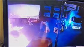 新北市土城區一間貨運行昨晚發生一起縱火傷人案件，郭姓男子不滿友人李姓男子欠錢不還，昨晚涉嫌朝李男潑灑汽油並點火，導致李全身多處燒燙傷，郭男於案發一小時後為警方通知到案。（圖／翻攝畫面）