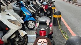 早起1小時搶車位！下班見整台車「拖出停車格橫擺」她氣炸（圖／翻攝自爆怨公社）