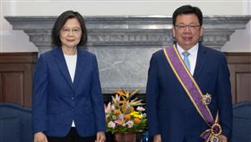 總統頒授總統府副秘書長李俊俋二等景星勳章總統蔡英文（左）15日頒授總統府副秘書長李俊俋（右）「二等景星勳章」，表彰他對國家社會的貢獻與付出，並期勉他未來繼續貢獻專業，為台灣創造更好的未來。中央社記者謝佳璋攝  111年7月15日