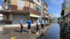 超級月亮引年度大潮  台南安平海水倒灌2022年最大也是最後一次的超級月亮13日晚間東升，引發年度大潮，台南安平沿海14日出現滿潮水位，局部區域海水倒灌，造成路面積淹水。（台南市議員李啟維提供）中央社記者張榮祥台南傳真  111年7月15日