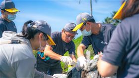 ▲企業志工協助案家整理家後方海岸邊的人為垃圾，還給大自然一個乾淨無暇的環境（圖／遠雄文教公益基金會提供）