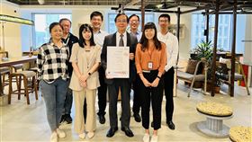 ▲遠雄建設通過碳盤查驗證，總經理湯佳峯(黑色西裝者)率領同仁合影留念（圖／相關單位提供）