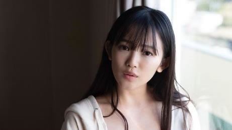 東洋乳神真的沒穿！巨胸外洩下體全裸