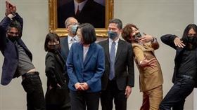 蔡英文，八歌浪Pakelang，JoJo立。（圖／翻攝自蔡英文 IG）