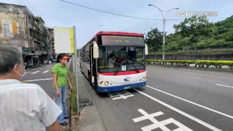 沒有候車亭　基隆百一街分隔島等公車
