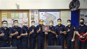 ▲員警跟長官合照時偷比中指，引起熱議。（圖／翻攝自臉書中和警好讚）