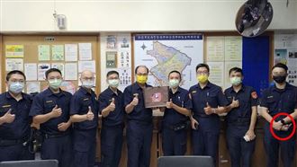 警合照長官偷比中指　他的解釋更傻眼