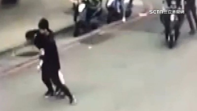 通緝犯遇警心虛逃　被民眾大外割壓制