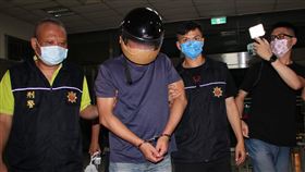 南投康建生技槍擊案  凶嫌移送檢方南投康建生技公司槍擊案，警方15日在台中逮捕凶嫌李鴻淵（左2），晚間訊後移送南投地檢署，李鴻淵面對媒體詢問，不發一語。中央社記者蕭博陽南投縣攝  111年7月15日