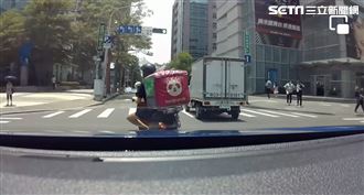 外送員鬼切左轉被叭！噴三字經丟煙頭
