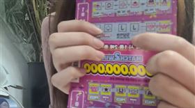 ▲南韓一名女網友刮刮樂中獎20億韓幣（約台幣5千萬），讓她在直播崩潰痛哭。（圖/개그살롱 YT）