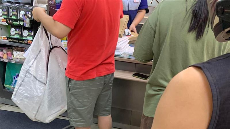 超商寄百件包裹！排隊人潮怒等網戰翻