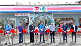 ▲萊爾富於平鎮復梅店打造超市型複合店「萊鮮生Mr.Hi」，由萊爾富董事長與嘉賓一同剪綵慶開幕（圖／萊爾富超商提供）