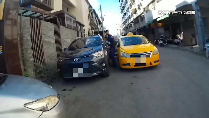 左邊、前方都有違停　車開不出求救警