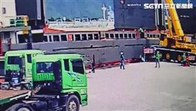花蓮港14號碼頭驚傳33噸巨石壓死工人的意外。（圖／翻攝畫面）