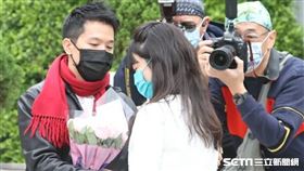 何志偉暖送玫瑰花　高嘉瑜露出笑容（圖／記者邱榮吉攝影）