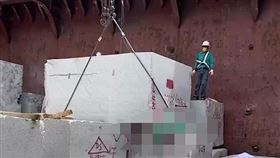 花蓮港14號碼頭驚傳33噸巨石壓死工人的意外。（圖／翻攝畫面）