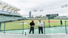 澄清湖棒球場迎台鋼雄鷹  啦啦隊看台區欄杆拆除台鋼雄鷹將落腳澄清湖棒球場，高雄市政府趁中職上半季賽事結束、下半季開打前，拆除啦啦隊看台區欄杆，盼提供更好的觀賽體驗。（高雄市政府提供）中央社記者曾以寧傳真  111年7月16日