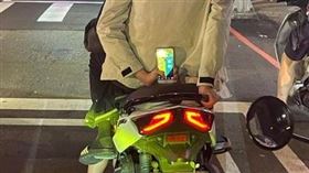  他機車後座右手抓緊手機猛亮「4字」。（圖／翻攝自路上觀察學院臉書）