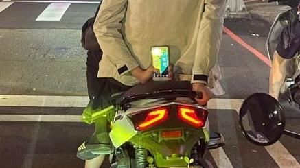 機車後座手機亮4字　原因曝光網笑翻