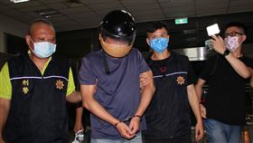 南投康建生技槍擊案  凶嫌移送檢方南投康建生技公司槍擊案，警方15日在台中逮捕凶嫌李鴻淵（左2），晚間訊後移送南投地檢署，李鴻淵面對媒體詢問，不發一語。中央社記者蕭博陽南投縣攝  111年7月15日