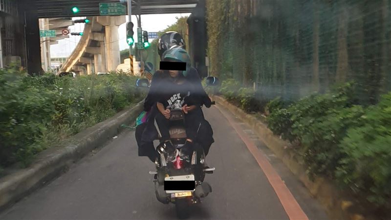 女騎士讓男童「背對坐」　網：別害人
