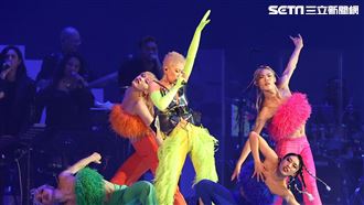 A-Lin穿太少了吧！開唱曬美胸腰