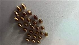 網友曬出「金黃色蛋蛋」問這是什麼東西。（圖／爆廢公社臉書社團）