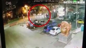 轎車閃鬼切機車撞進烤肉攤　老闆慘死