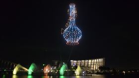 故宮南院無人機展演（2）故宮南院「仲夏平安夜」水舞聲光秀及無人機首場展演16日晚間盛大登場，以500架無人機搭配水舞聲光秀，讓故宮院藏瑰寶圖案在夜空中閃耀。中央社記者蔡智明攝  111年7月16日