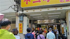 中秋未到！不二坊蛋黃酥經典人龍再現（圖／翻攝畫面）