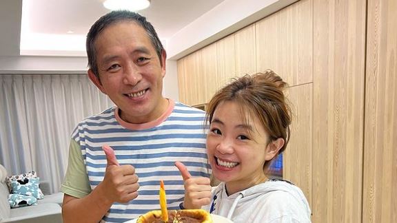 二伯爸膝痛仍挺蔡阿嘎環島！逼哭女兒